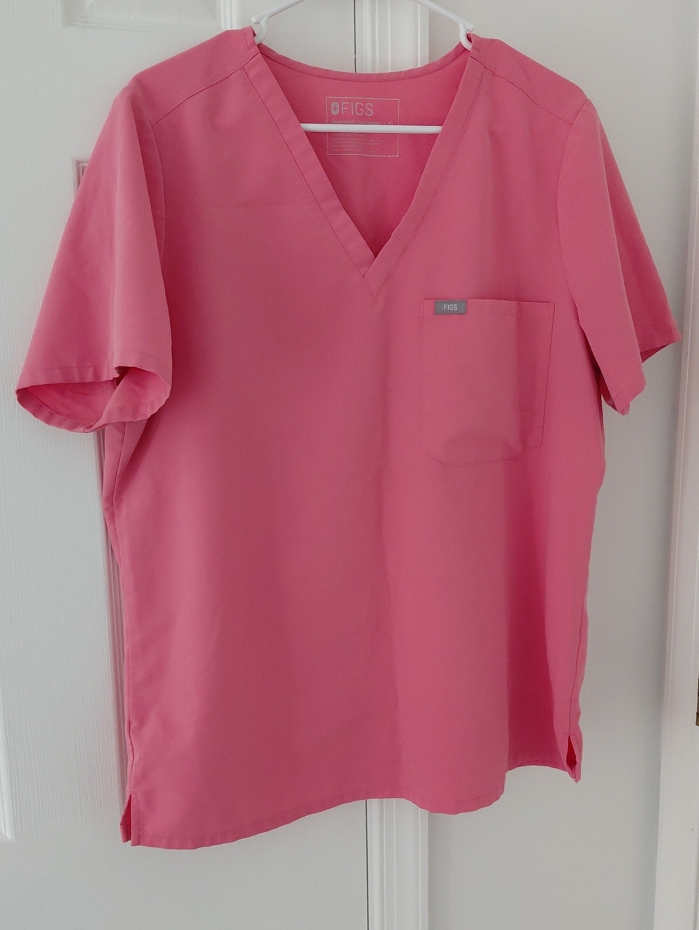 Figs Men’s Short Sleeve V-Neck Top in Pink